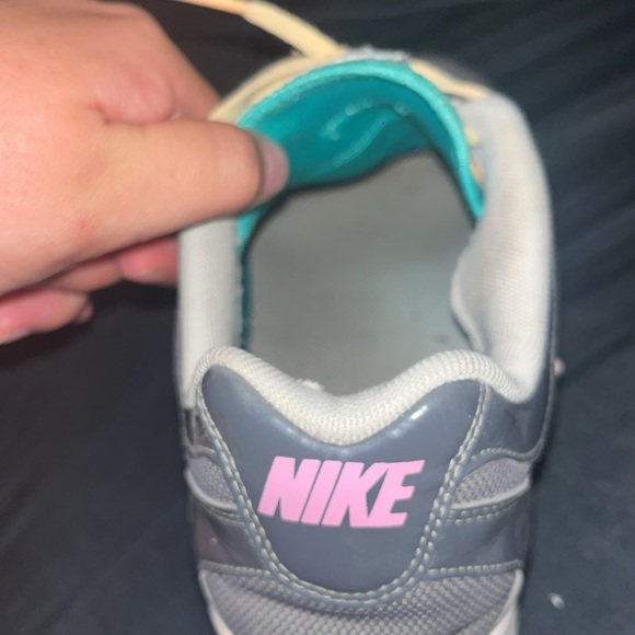 Lightly worn Nike tennis shoes - Picture 4 of 6